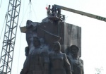 Суд отменил приказ, разрешивший демонтировать памятник на площади Конституции