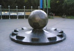 Памятник мячу в саду Шевченко восстановят к началу июня