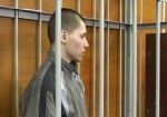 Артем Дериглазов слушал показания свидетелей в суде, лежа на скамье подсудимых