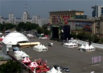 На площади Свободы ветром снесло несколько палаток фан-зоны