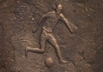 Мгновения матча, застывшие в бронзе. В Харькове открыли выставку футбольной скульптуры
