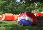 Двое харьковчан украли у голландского болельщика палатку