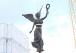 На площади Конституции установили скульптуру Независимости