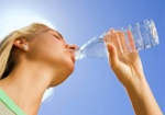 Медики рекомендуют в жару пить воду, не дожидаясь ощущения жажды