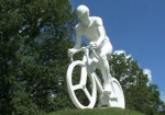 В Харькове появился велосипед-ангел. На Белгородском шоссе установили скульптуру велосипедиста