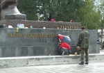 Возложение цветов к памятнику Воину-освободителю задержали из-за «недоделок»