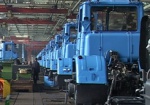 Азаров пообещал Харьковскому тракторному заводу больше заказов