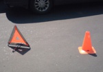 На улице Ощепкова мотоцикл врезался в припаркованный автомобиль