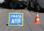 На киевской трассе водитель микроавтобуса врезался в ограждение - есть жертвы