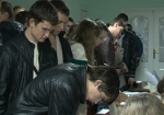 Организованно и большими группами. В Харькове голосовали иногородние студенты