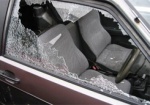 Женщина пистолетом разбила боковое стекло такси