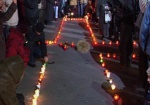 На площади Свободы в память о голодоморе выложили крест из горящих свечей