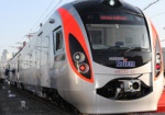 Очередная поломка поездов Hyundai: Один состав тянули из столицы старым локомотивом, второй - час простоял под Полтавой