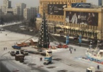 На главной площади города разбирают новогоднюю елку