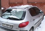 В центре Харькова два автомобиля привалило ледяными глыбами