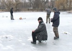 Выходить на лед небезопасно! Харьковские спасатели раздают рыбакам памятки