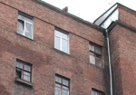 Выбитые окна и разрушенная крыша. В Харькове снова горел жилой дом