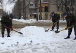 Харьковские военные помогают коммунальщикам расчищать дороги