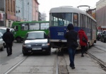 В центре Харькова столкнулись трамвай и легковушка