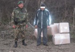 Украинец пытался перенести через границу 300 пар обуви