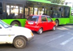 В центре города столкнулись автобус и иномарка