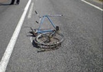 Под колеса автомобилей попали двое велосипедистов