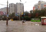 Из-за дождей на дорогах Харькова образовались настоящие реки