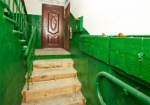 Рухнувшую лестницу в подъезде на Одесской отремонтировали