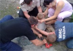 В Боровском районе спасли ребенка, застрявшего в бидоне
