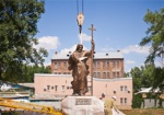 В городе начали устанавливать памятник Андрею Первозванному