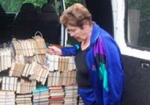 Харьковчанка передала около тысячи книг детским интернатам