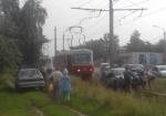 Десяток человек пытались вытащить застрявшую легковушку с трамвайных рельс