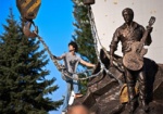 Возле Дворца спорта начали устанавливать памятник Высоцкому