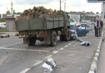 Неуправляемый грузовик смял несколько машин. В ДТП на улице Жилярди люди не пострадали