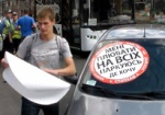 За неправильную парковку - наклейка на лобовое стекло. Харьковские «СтопХАМы» открыли охоту на нерадивых водителей