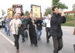 Под Харьковом прошел крестный ход. Верующие считают - шествия с иконами защищают город от болезней и проблем