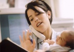Работодателей предлагают поощрять за предоставление дистанционной работы молодым матерям