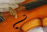 Музыкантам из интерната подарили скрипку международного стандарта