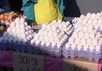 В магазинах и на рынках Харькова существенно подорожали куриные яйца