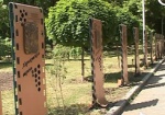 В саду Шевченко украли таблички с именами Делона, Ришара и Бельмондо
