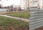 Детская площадка во дворе новостройки на улице Лопанской - за забором