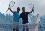 Сильнейшие теннисисты провели матч на леднике
