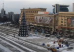 На площади Свободы начали разбирать новогоднюю елку