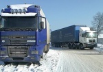 Из-за снега и обледенения на дорогах в области застряли грузовики и «скорая»