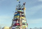 На каркасе елки в центре Киева повесился мужчина