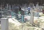 Двое жителей Изюма за надругательство над могилами ответят перед судом