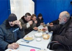 На Сортировке в палатке харьковчане могут отогреться и поесть
