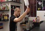 Профессия - бармен. В Харькове искусству наливать коктейли учат в специальной школе