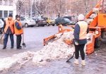 Харьковские улицы от снега и наледи очищают более 80 машин техники