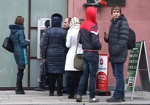 Очереди у банкоматов и отсутствие наличных. Харьковчане ринулись снимать деньги с карточек